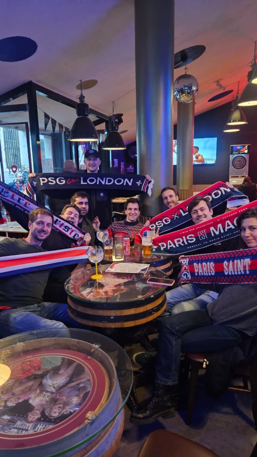 Supporters gathered with their scarves at The Spot Lisboa